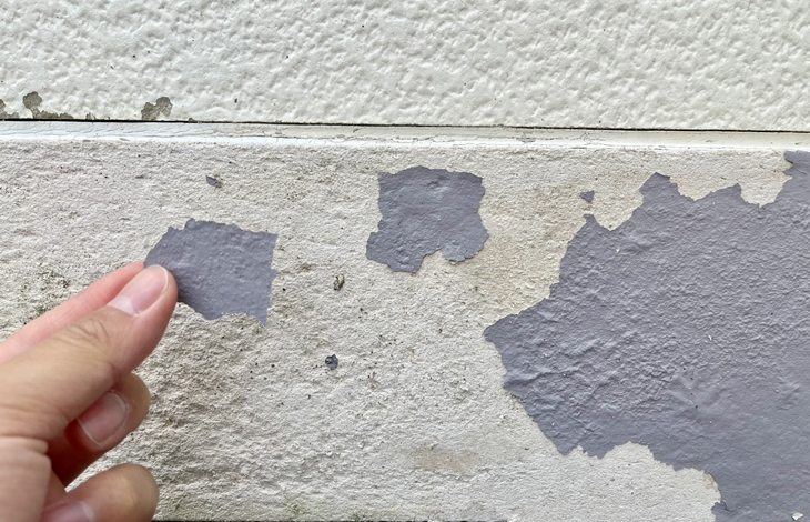 塗膜が劣化し、防水機能が低下すると、建材そのものが水分を吸収しやすくなります