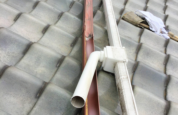 雪害で歪んだ雨樋の修理はどうすればいい？