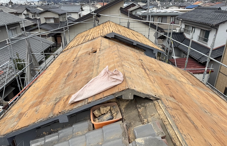 屋根を支える下地木材（野地板）の補修や交換、および防水シート（ルーフィング）の刷新を同時に行える